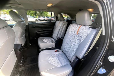 2023 Toyota Highlander Hybrid Bronze Edition