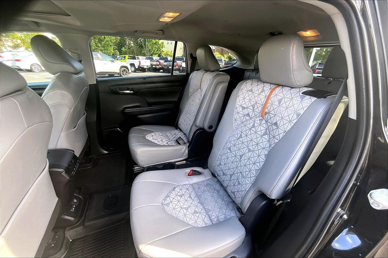 2023 Toyota Highlander Hybrid Bronze Edition