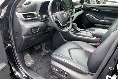 2022 Toyota Highlander Base