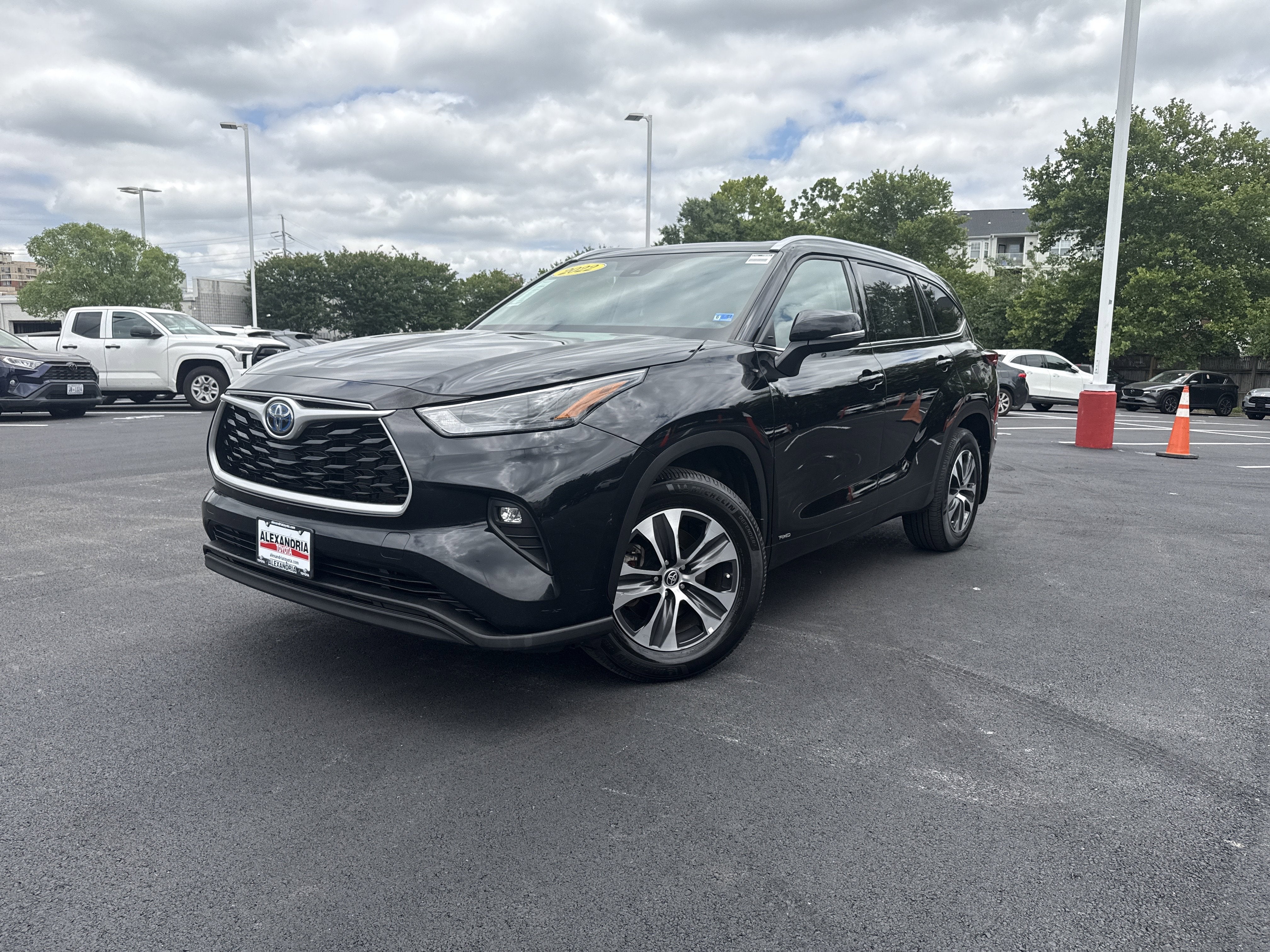 2022 Toyota Highlander XLE Hybrid 4x4's photo