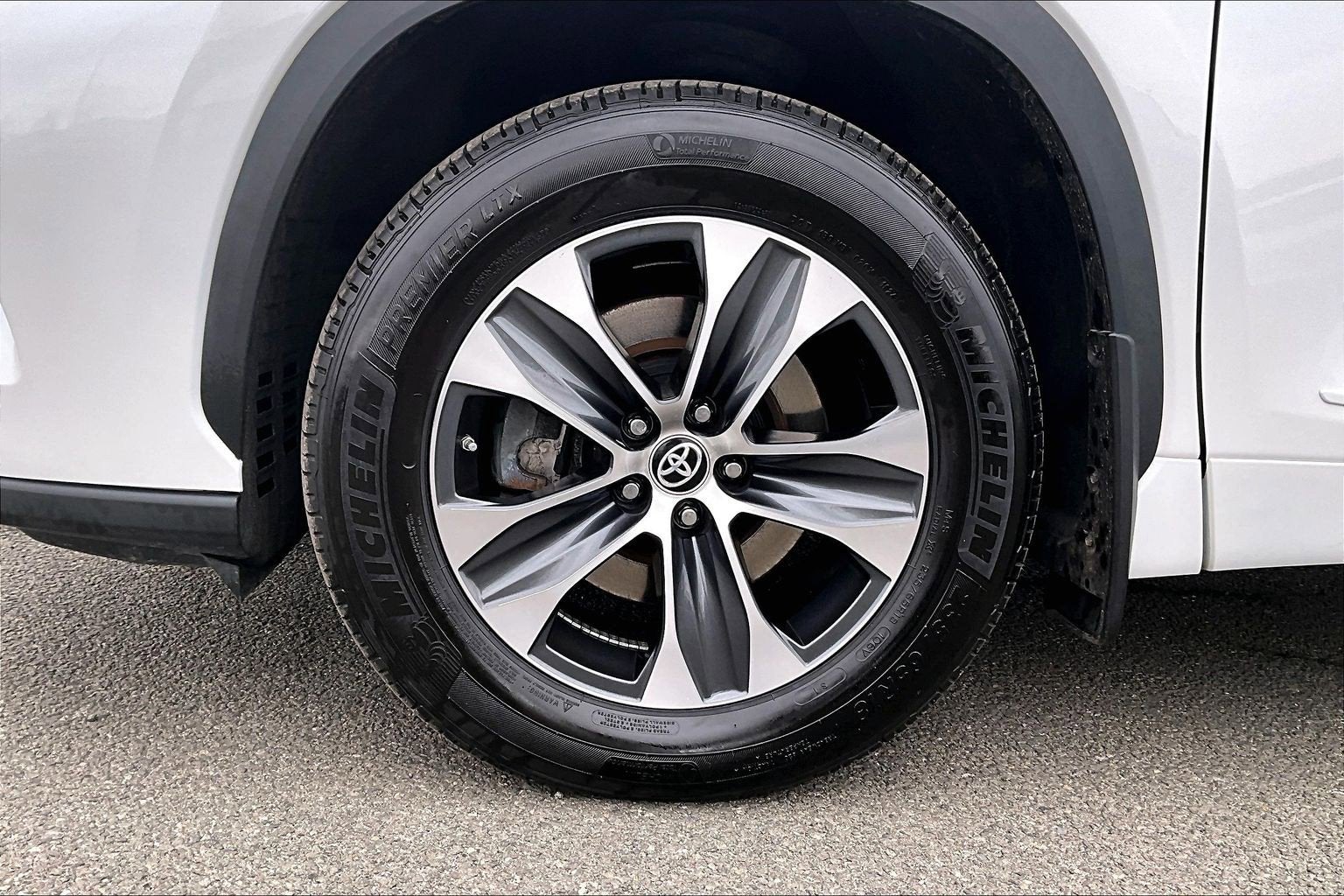 2023 Toyota Highlander Base