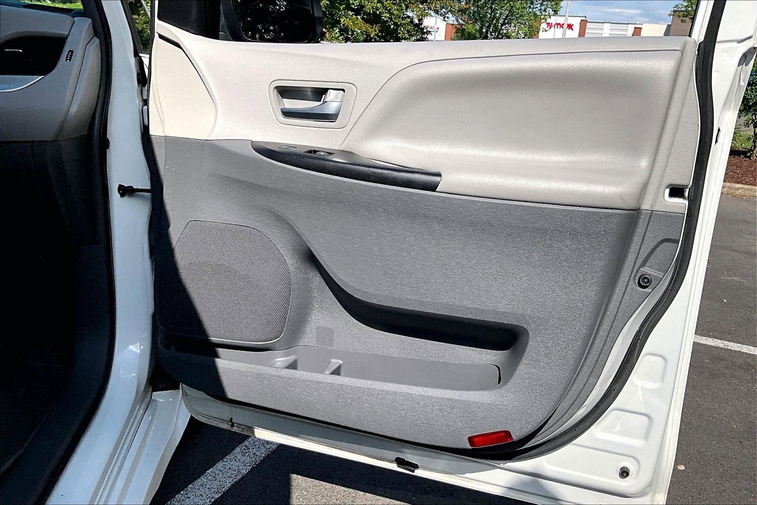 2019 Toyota Sienna LE - Photo 21