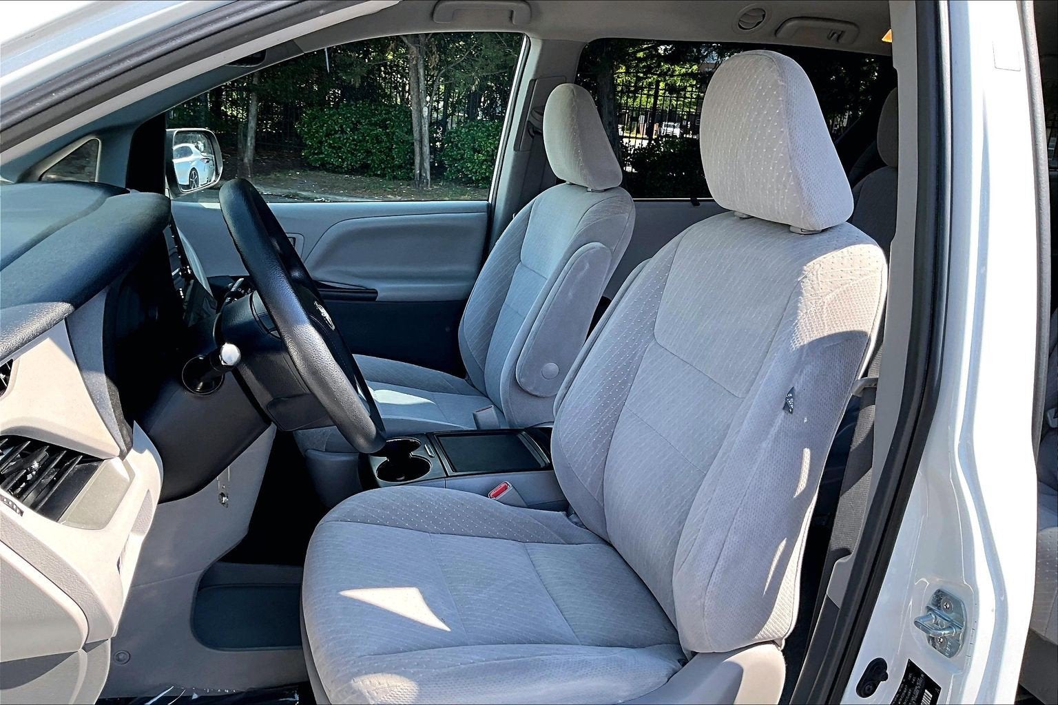 2019 Toyota Sienna LE - Photo 22