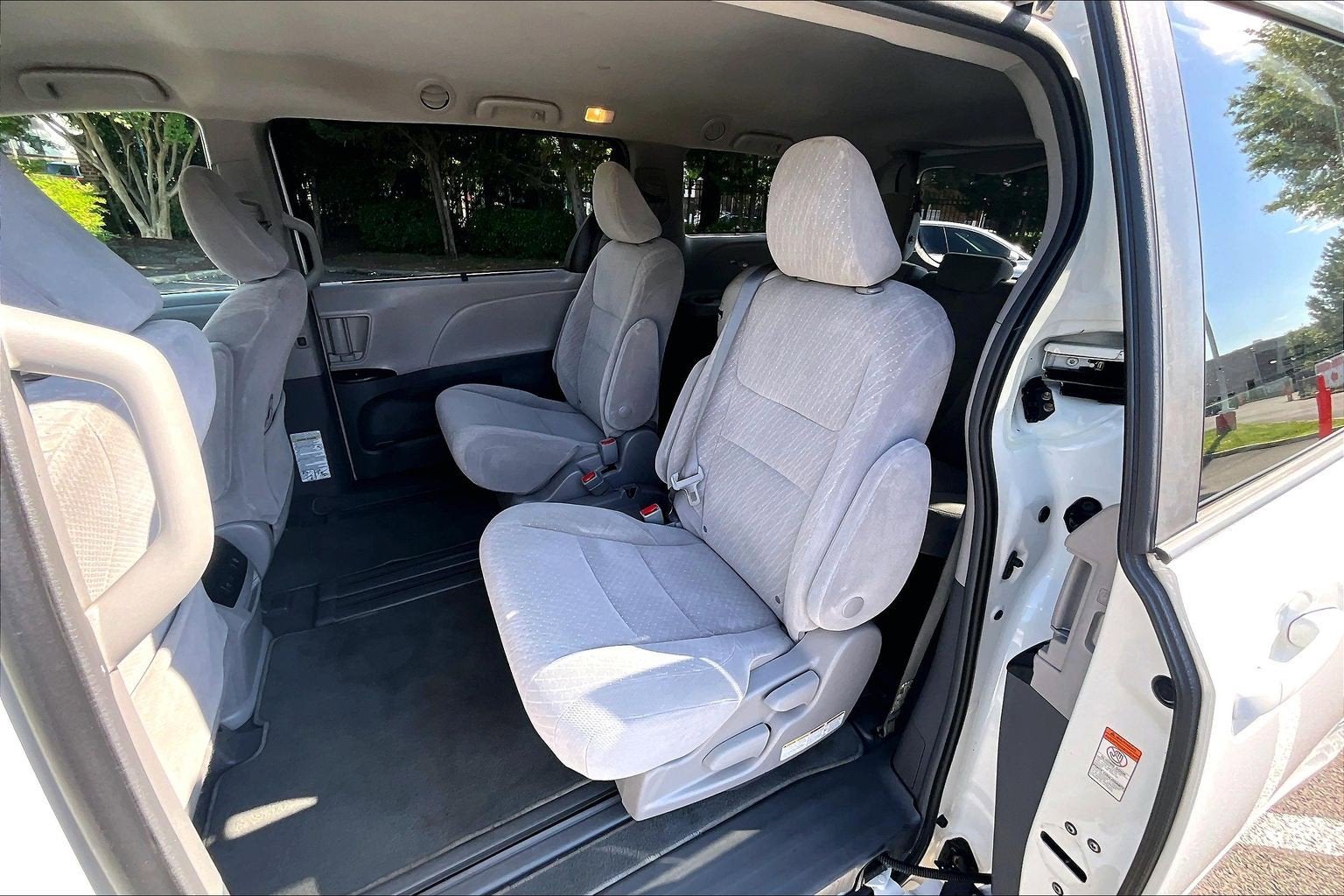 2019 Toyota Sienna LE - Photo 23