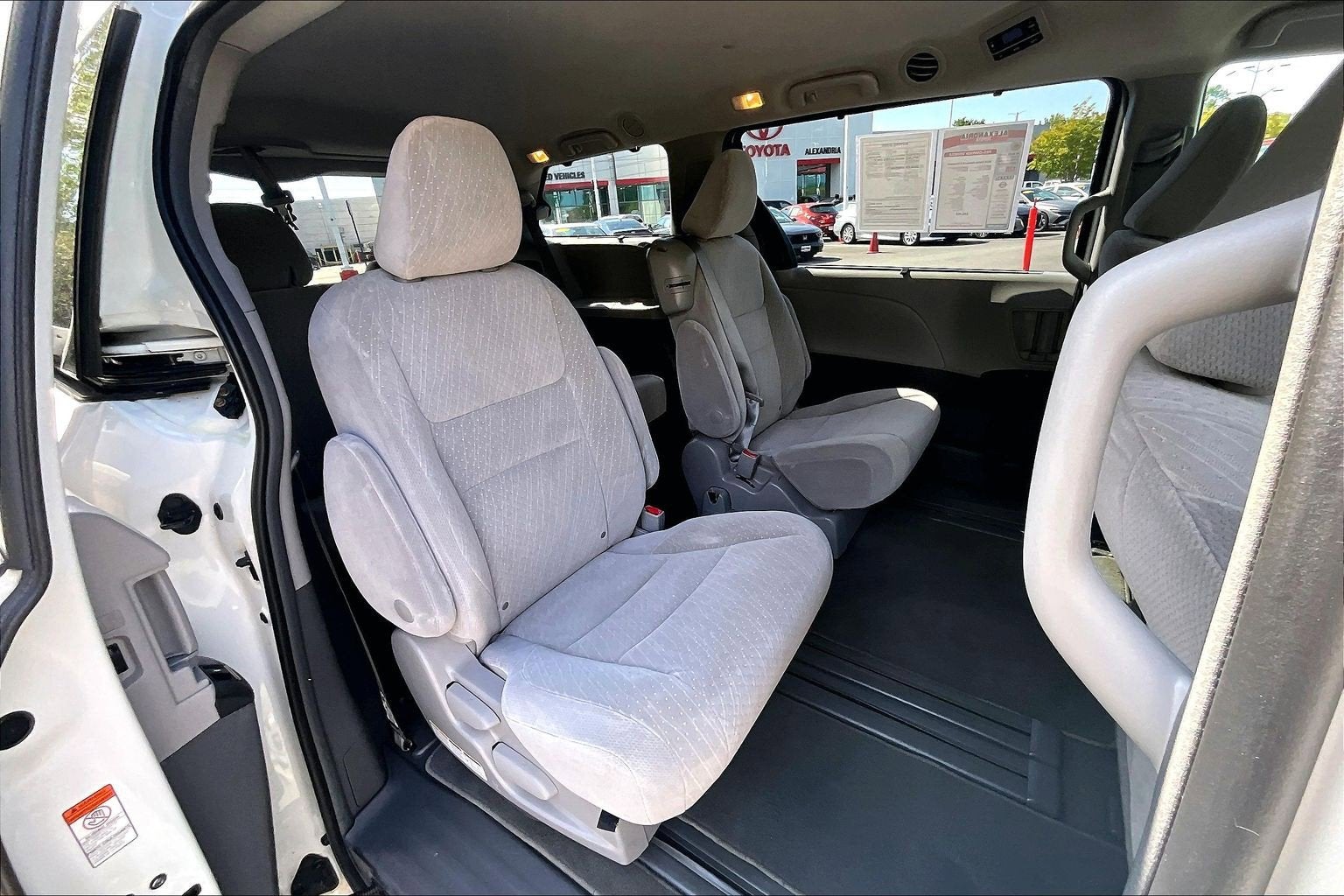 2019 Toyota Sienna LE - Photo 24