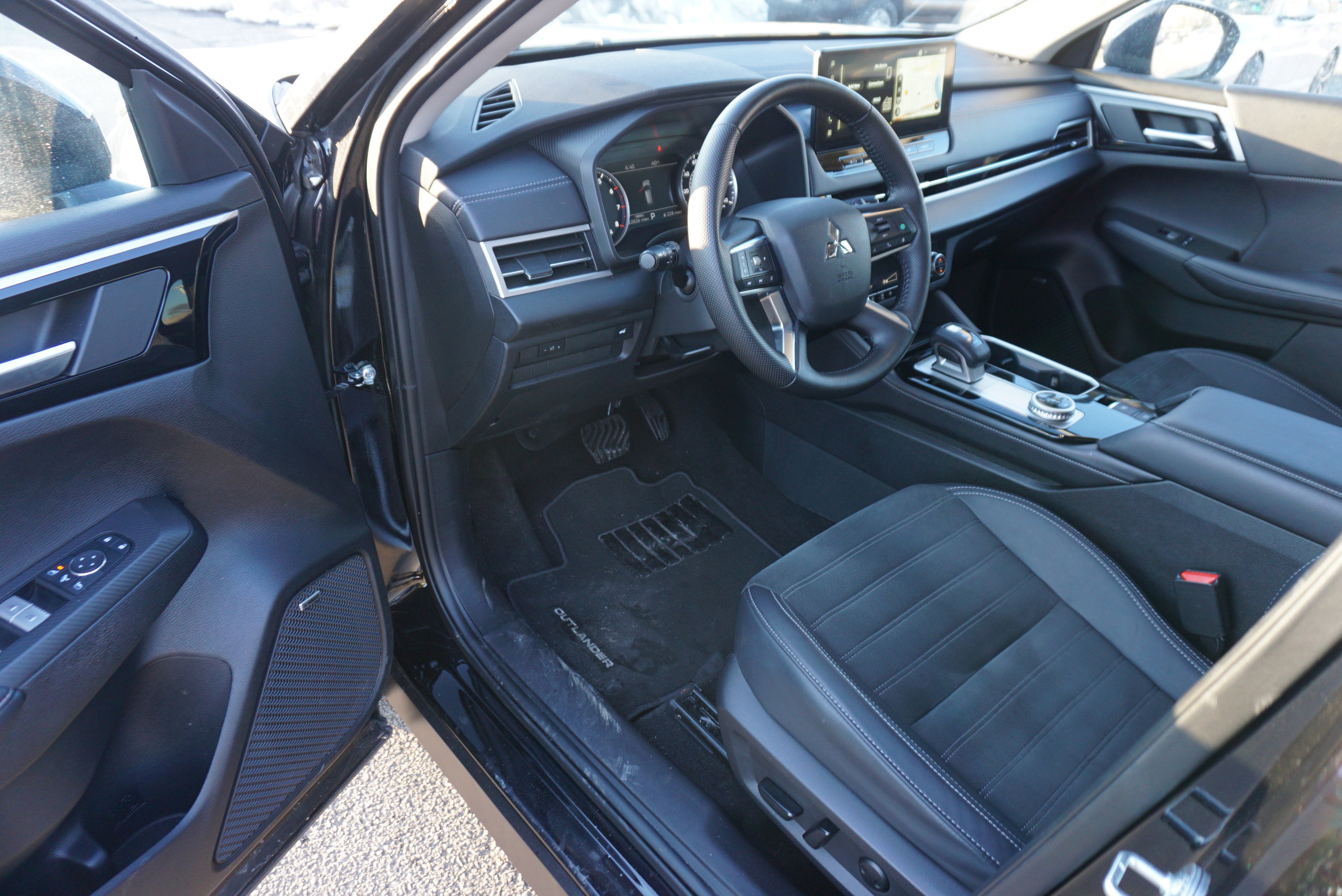 2025 Mitsubishi Outlander Base