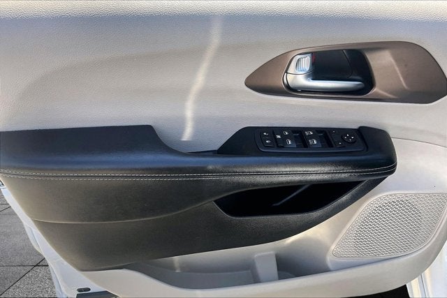 2021 Chrysler Voyager LXI