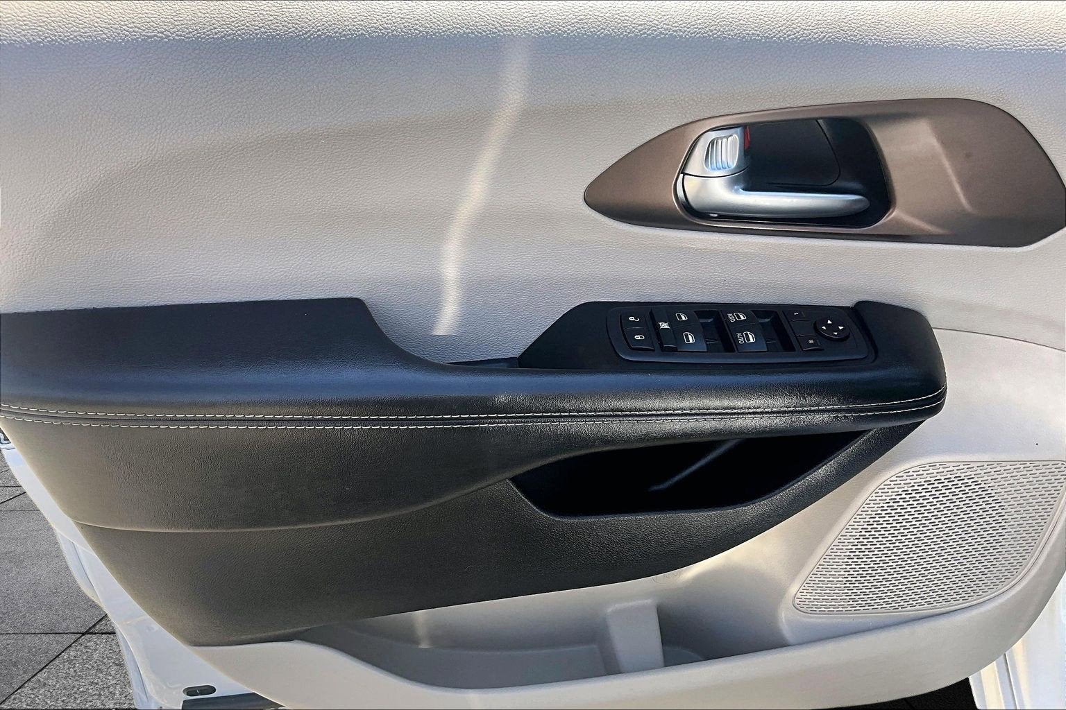 2021 Chrysler Voyager LXI