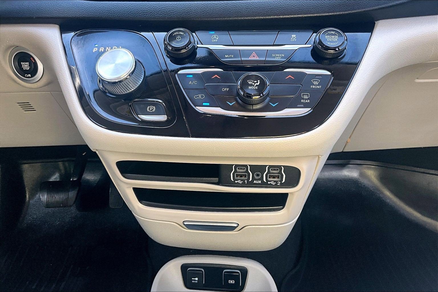 2021 Chrysler Voyager LXI